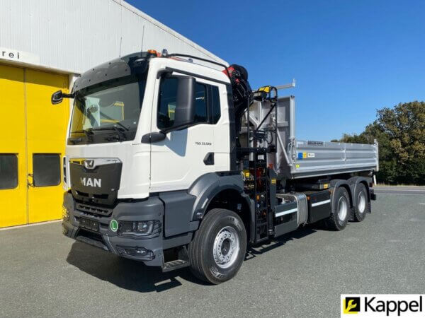 Moderner MAN-Lkw mit Kipppritsche bei Kappel, bereit für Bau- und Transportaufgaben.
