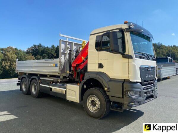 MAN TGS 33.520 Lkw mit Kran, ideal für Bau- und Transportlösungen, sonniger Tag auf freier Straße.