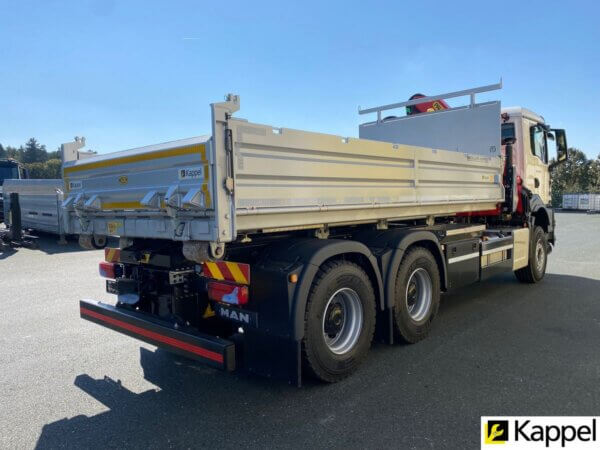 MAN LKW mit Kippanhänger von Kappel auf sonnigem Parkplatz für Schwerlasttransport bereit.