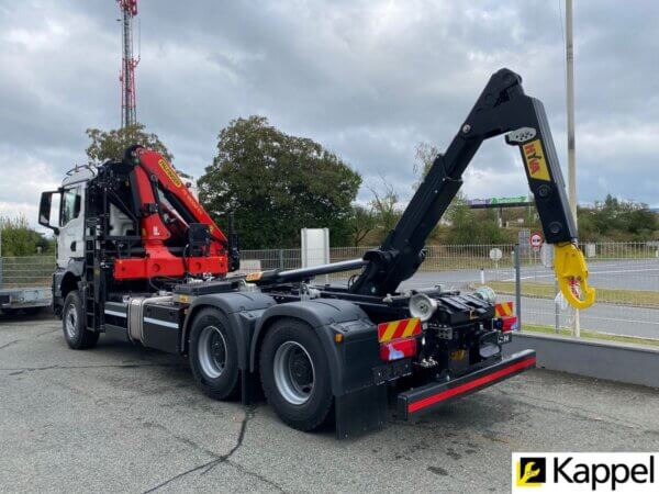 Lkw mit Kranarm auf Parkplatz, Herbsthimmel im Hintergrund, gelber Haken, Firmenlogo Kappel sichtbar.