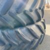 Großer Traktorreifen auf Asphalt, ideal für landwirtschaftliche Maschinen und schwere Belastungen.