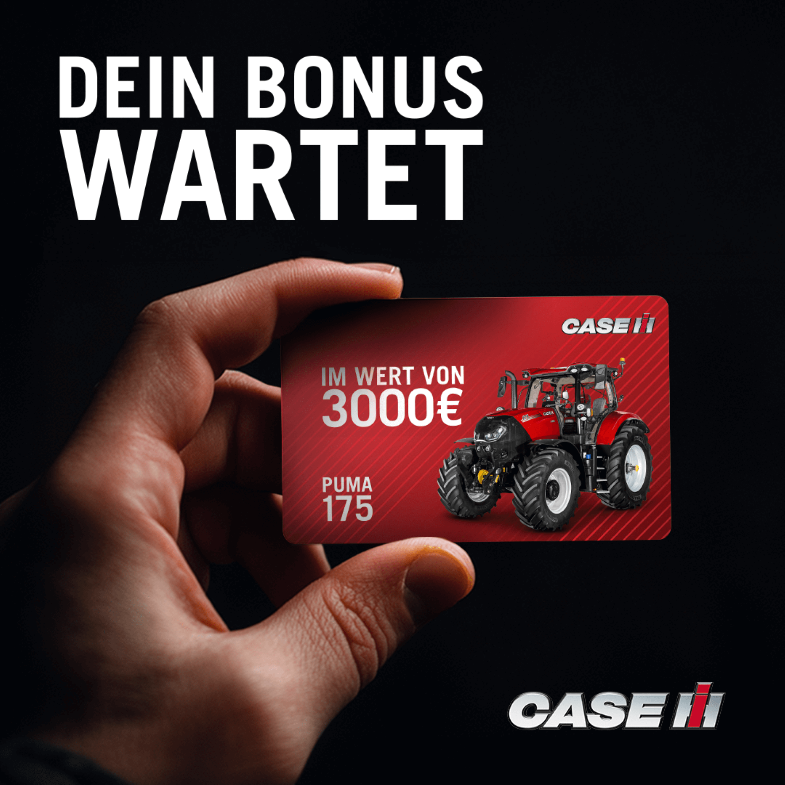 Hand hält 3000€ Bonuskarte mit Case IH Traktorabbildung und Text Dein Bonus wartet.