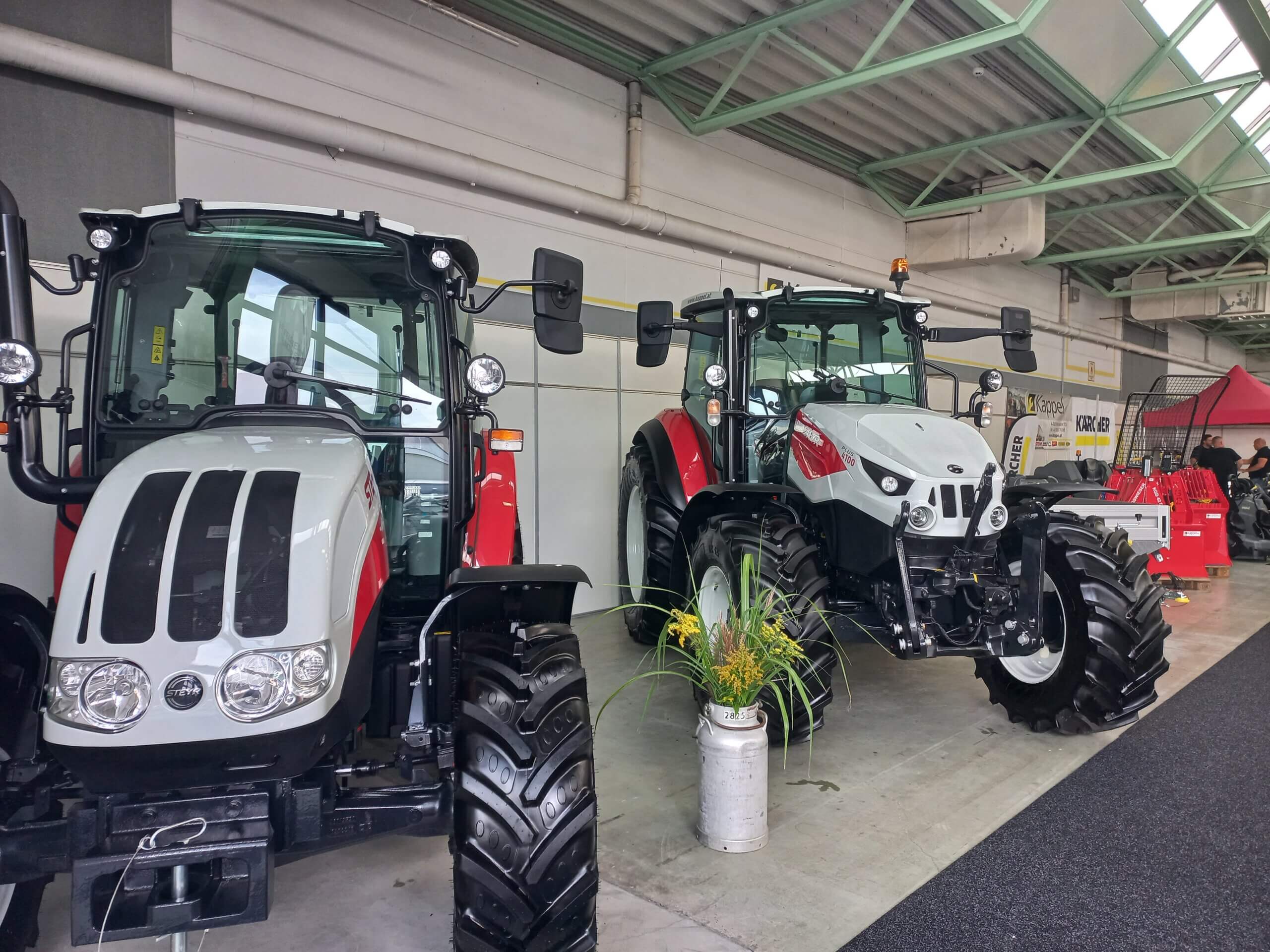 Moderne Traktoren auf Messe ausgestellt, leistungsstarke Landmaschinen für effiziente Landwirtschaftstechnologien.
