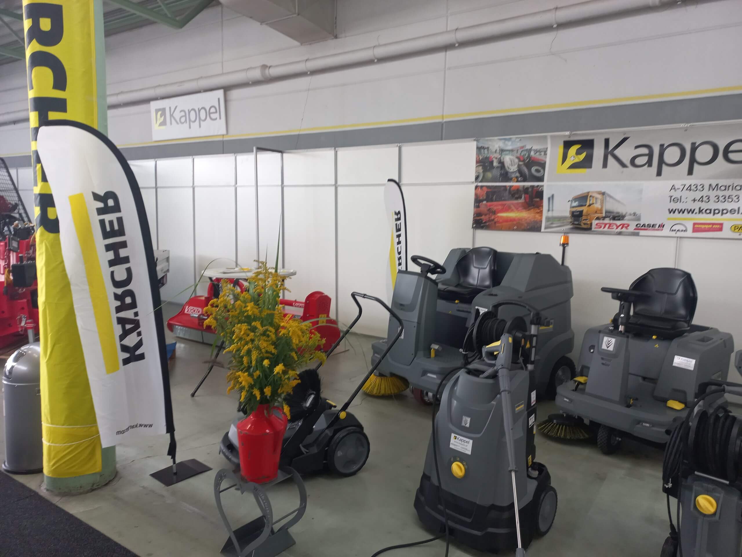 Kärcher Reinigungsgeräte auf einer Messeausstellung bei Kappel, mit Staubsaugern und Kehrmaschinen.